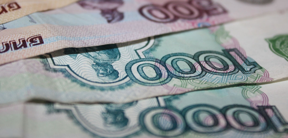 Доллар упал ниже 57 рублей, евро — ниже 60