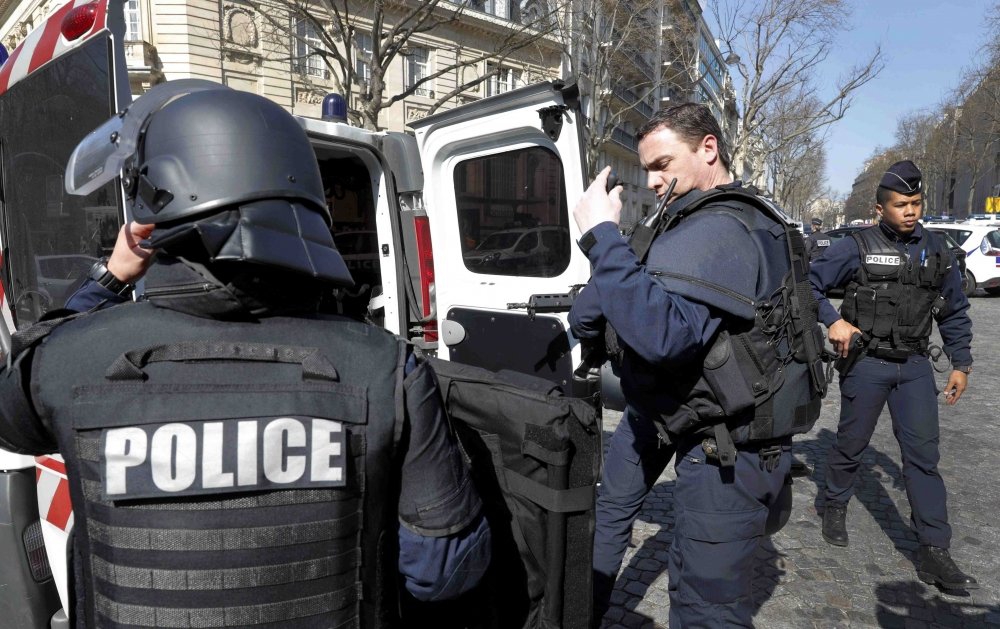 Олланд назвал терактом взрыв в парижском офисе МВФ