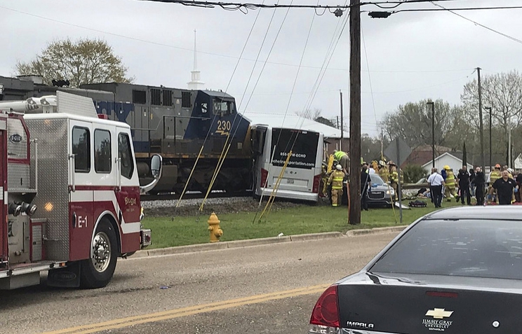 СМИ: четыре человека погибли при столкновении поезда и автобуса в США