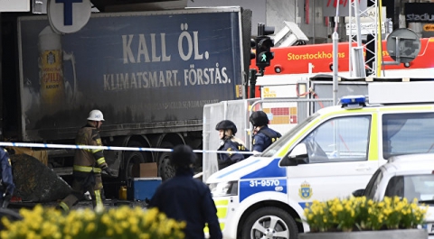 В центре Стокгольма грузовик врезался в толпу, есть жертвы