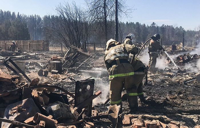 МЧС усилит группировку по тушению пожаров в Сибири