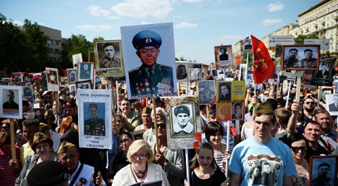 В Праге в шествии "Бессмертного полка" участвовали более тысячи человек
