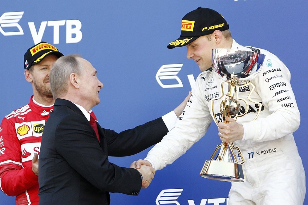 Валттери Боттас выиграл в Сочи первую гонку "Формулы-1" в карьере
