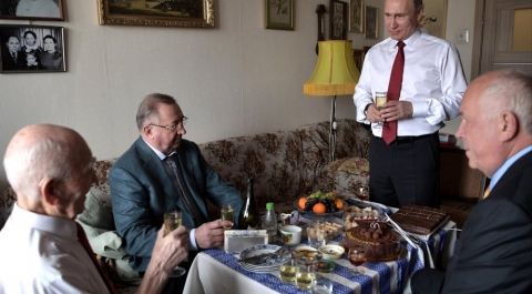 Владимир Путин поздравил своего экс-начальника с юбилеем