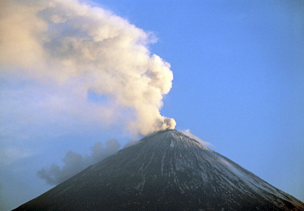 Камчатский вулкан Ключевской выбросил столб пепла на восемь км