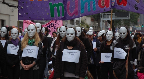 Тысячи аргентинцев вышли в Буэнос-Айресе на марш против насилия в отношении женщин