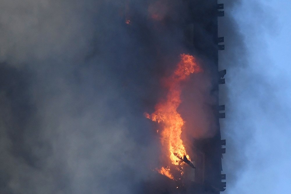 Пожарные сообщили о погибших в горящей лондонской многоэтажке