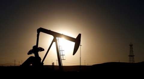 Нефть дешевеет после длительного роста