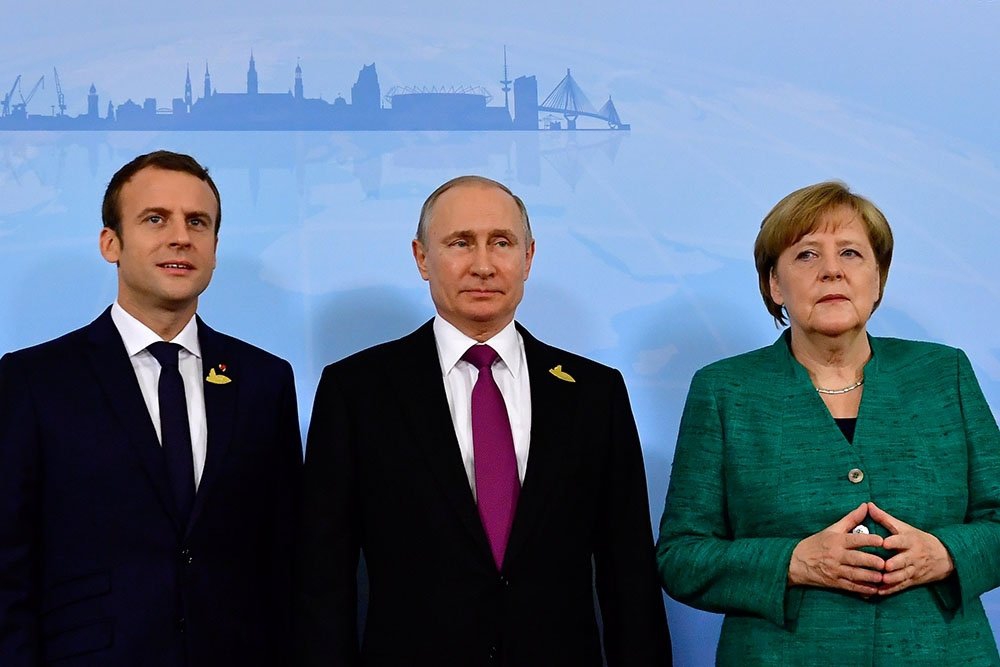 Песков сообщил подробности завтрака Путина с Меркель и Макроном