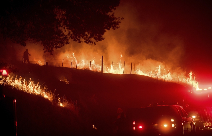 В Калифорнии из-за природных пожаров эвакуировали более 5 тыс. жителей