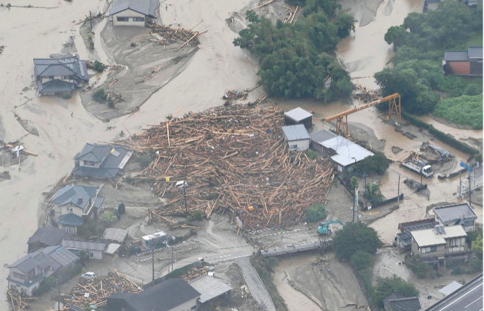 Не менее 15 человек пропали в Японии после наводнения