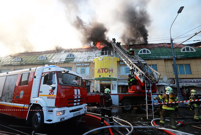 К тушению пожара в доме на Таганке привлекли более 40 единиц техники