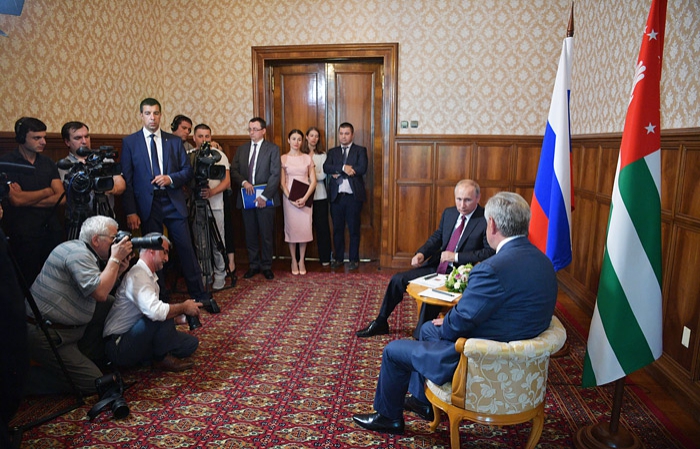 Грузия осудила визит Путина в Абхазию