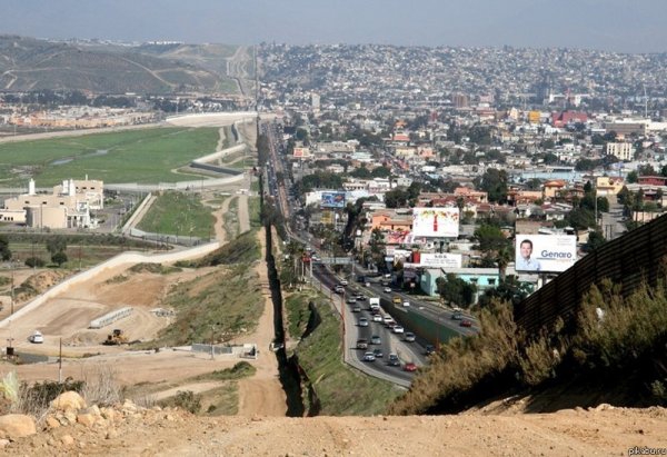 На границе США и Мексики началось строительство обещанной Трампом стены