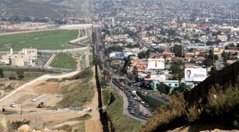 На границе США и Мексики началось строительство обещанной Трампом стены