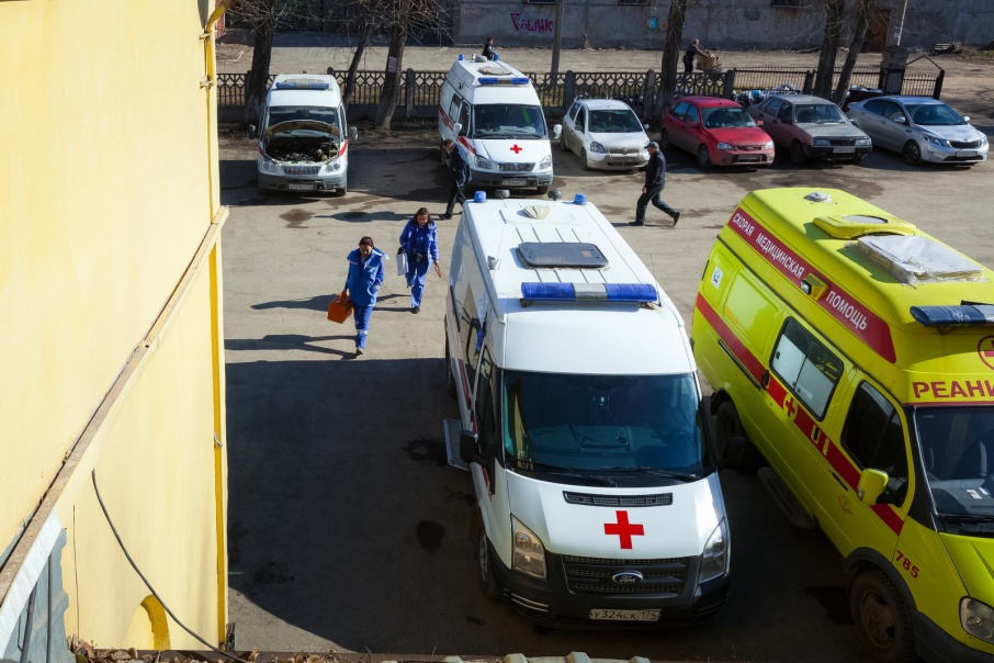 Медведев поручил закупить для регионов РФ машины скорой помощи и школьные автобусы.