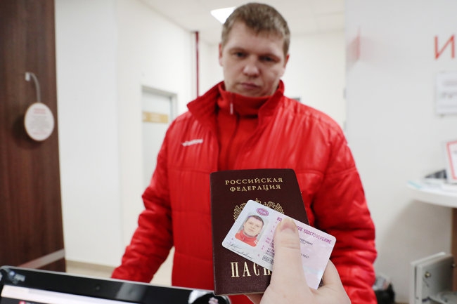 Сбербанк будет выдавать паспорта и водительские права