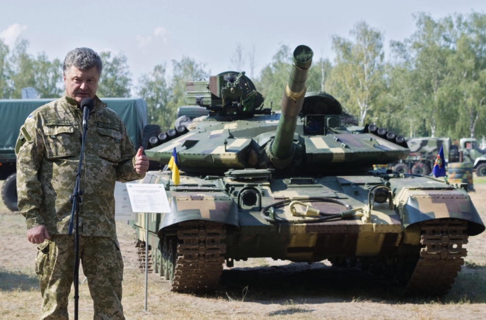 Порошенко пообещал подарить украинским военным 62 танка