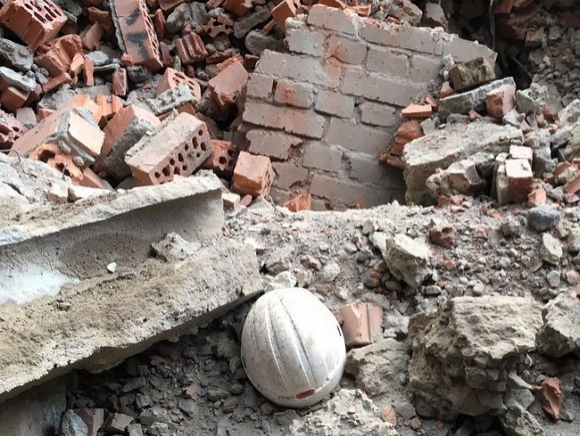 Во Владивостоке рухнул этаж строящегося ТЦ