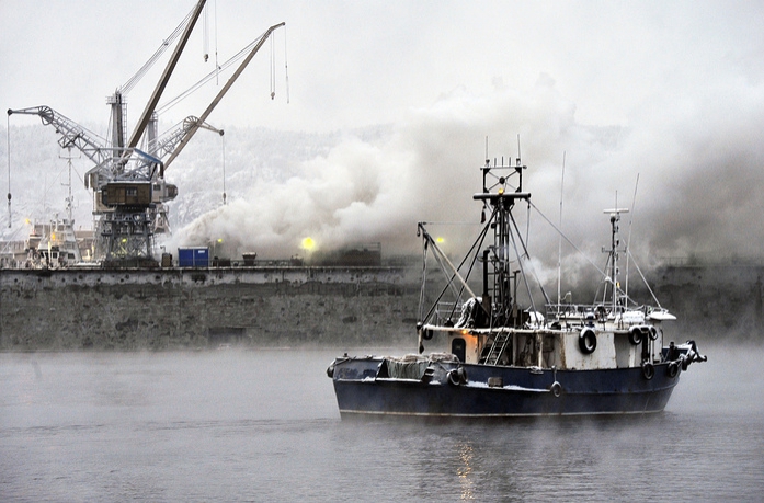 Рыболовный траулер горит в порту Мурманска