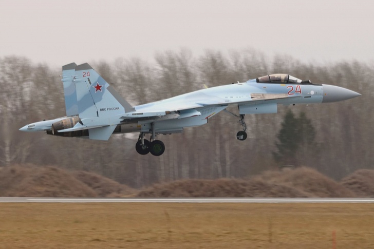Два звена Су-35 совершили перелёт из Комсомольска-на-Амуре на аэродром базирования в Карелии