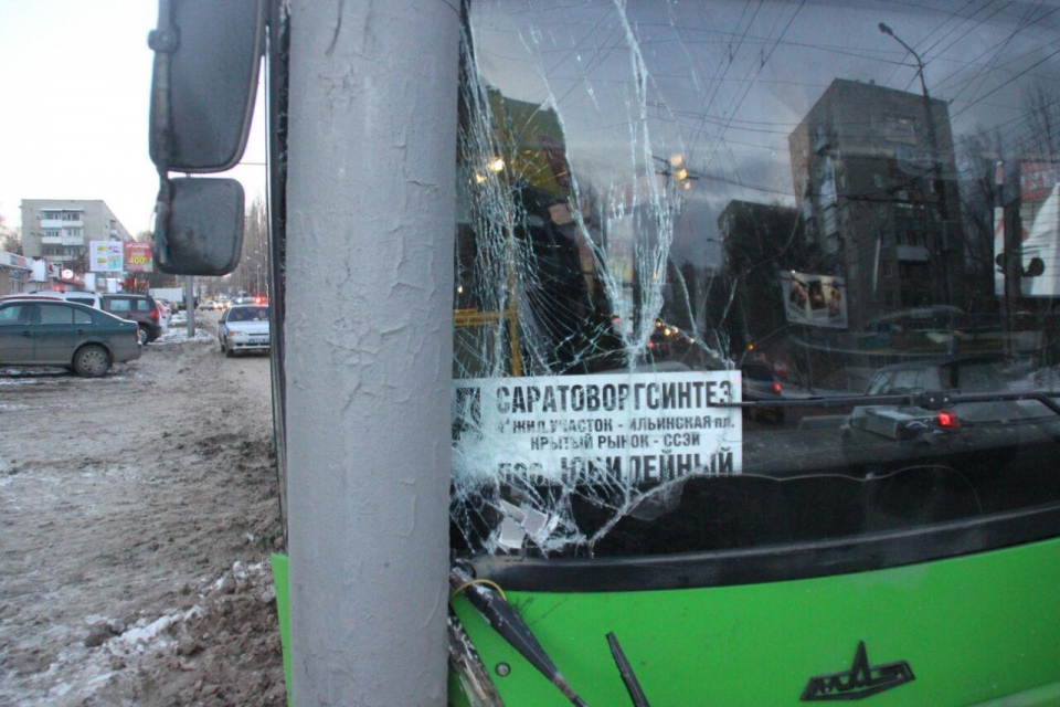 В Заводском районе водитель автобуса 2 "Д" протаранил столб