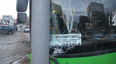 В Заводском районе водитель автобуса 2 "Д" протаранил столб