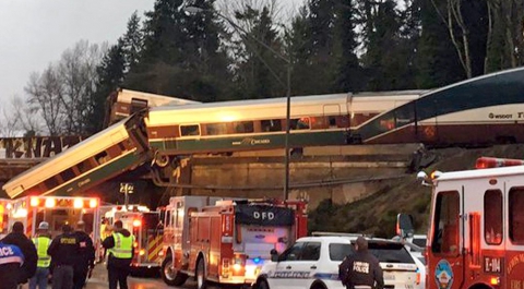 В результате крушения поезда в Вашингтоне госпитализированы 77 человек
