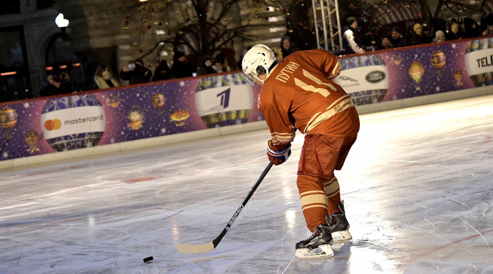 На льду с президентом: Путин принял участие в матче Ночной хоккейной лиги