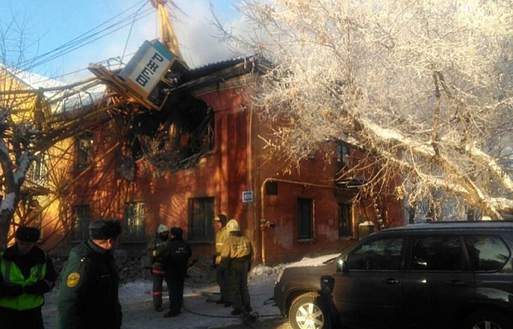 Один человек погиб в результате падения крана на дом в Кирове