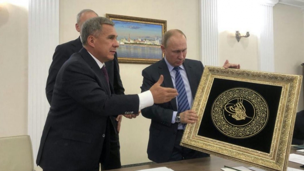 Минниханов подарил Путину тугру его имени