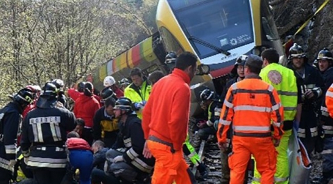 В Италии пассажирский поезд сошел с рельсов, есть погибшие