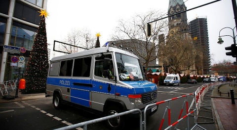 В Германии школьный автобус с пассажирами врезался в стену жилого дома