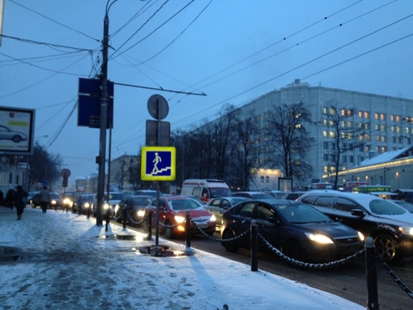 Из-за снегопада Москва встала в восьмибалльных пробках