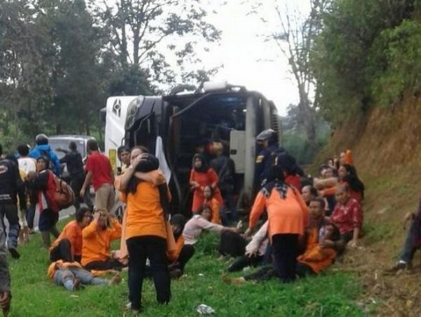 Около 30 человек погибли при аварии автобуса в Индонезии