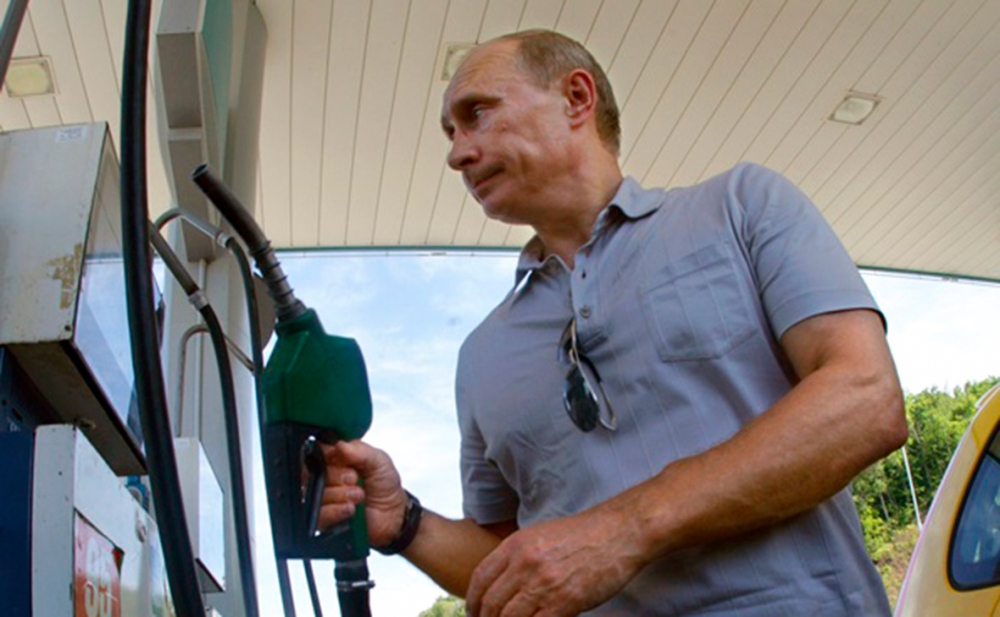 Путин пообещал поговорить с ФАС о возможности «прибить цены» на бензин