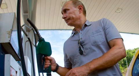 Путин пообещал поговорить с ФАС о возможности «прибить цены» на бензин