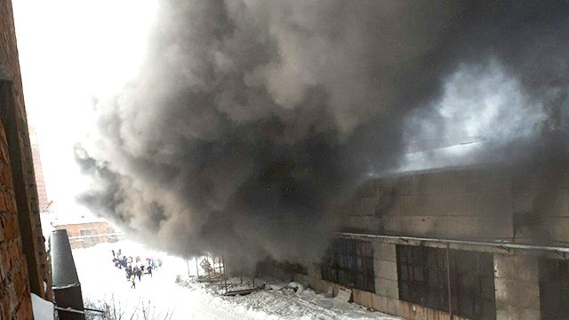 Около 50 человек эвакуировали из горящего швейного цеха в Иванове