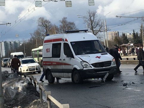 Машина скорой помощи сбила пешеходов на юге Москвы