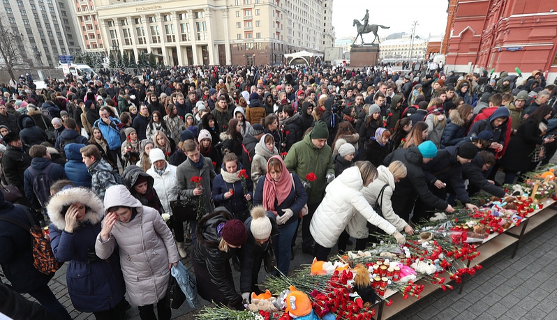 Москвичи несут цветы и мягкие игрушки на Манежную площадь в память о погибших в Кемерове