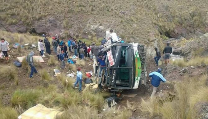 В Перу автобус с пассажирами упал с 120 метров в обрыв, 10 погибших