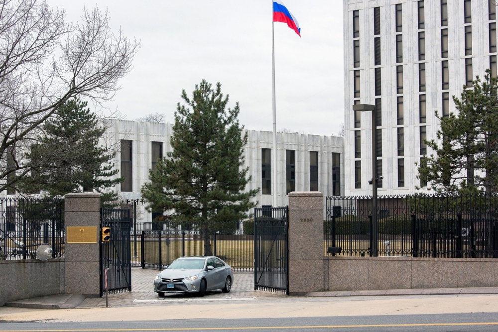 Первая группа дипломатов РФ покинула посольство в Вашингтоне