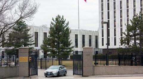 Первая группа дипломатов РФ покинула посольство в Вашингтоне