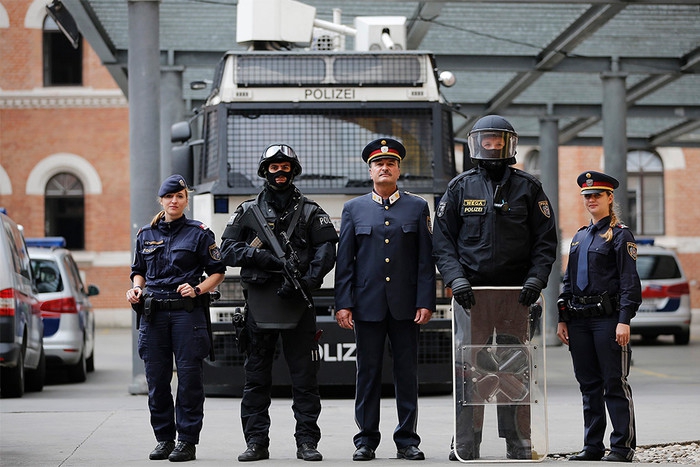 Полиция Вены заявила об увеличении пострадавших после нападения в центре города