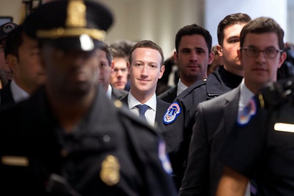 Марк Цукерберг объявил о "гонке вооружений" Facebook с Россией