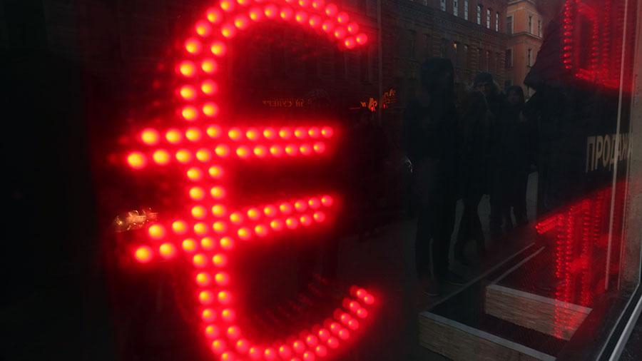 Большинство россиян не обеспокоены ростом курса евро и доллара