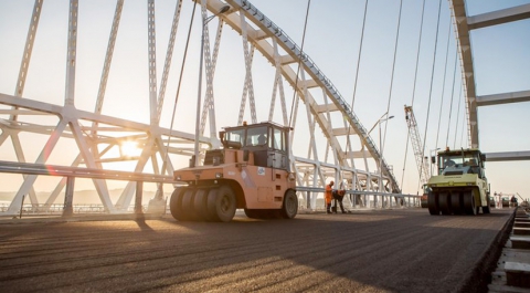 Строители начали укладку асфальта на автодорожной арке Крымского моста
