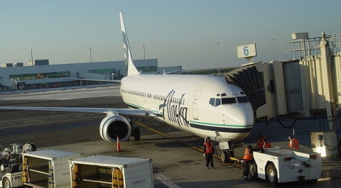 Угнанный из аэропорта Сиэтла самолет разбился в США