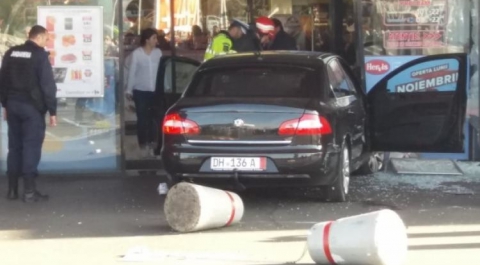 Пьяный водитель на угнанной машине протаранил толпу возле ТЦ в Румынии