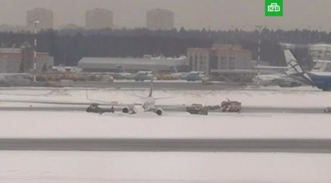 Появилось фото самолета чешской авиакомпании, выкатившегося с полосы в Шереметьево